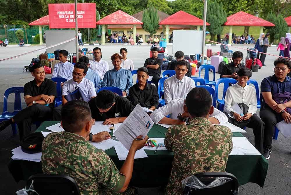 Para pelatih sukarela hadir pada sesi pendaftaran bagi mengikuti PLKN 3.0 Siri 1/2025 di Kem Rejimen 515 Askar Wataniah pada Ahad.