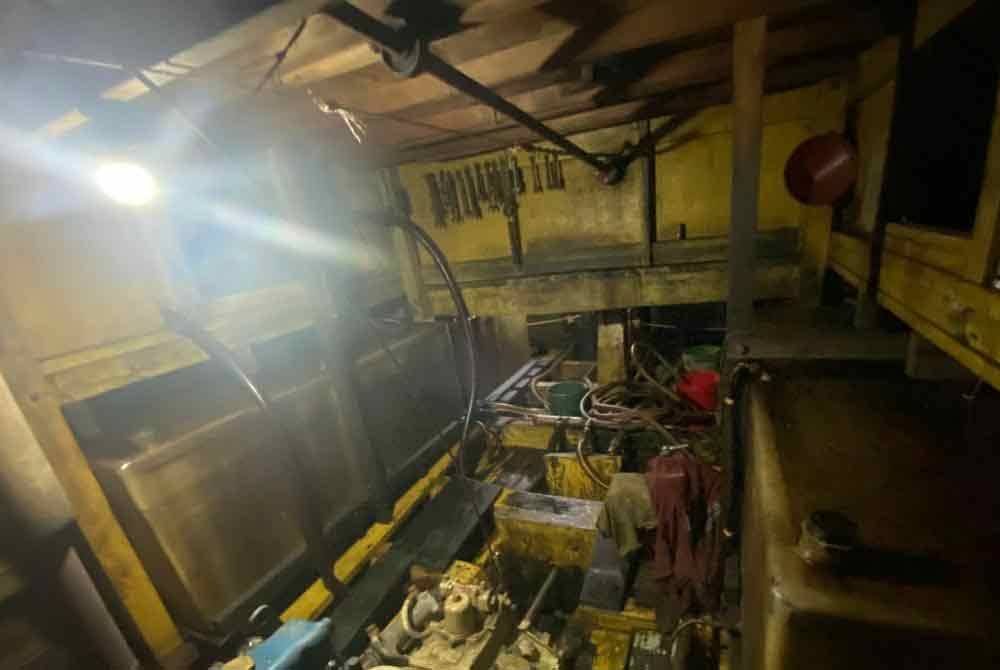 Tangki minyak yang diubah suai untuk mengisi lebih banyak diesel bagi tujuan diseleweng di perairan Safma, Kota Kinabalu.