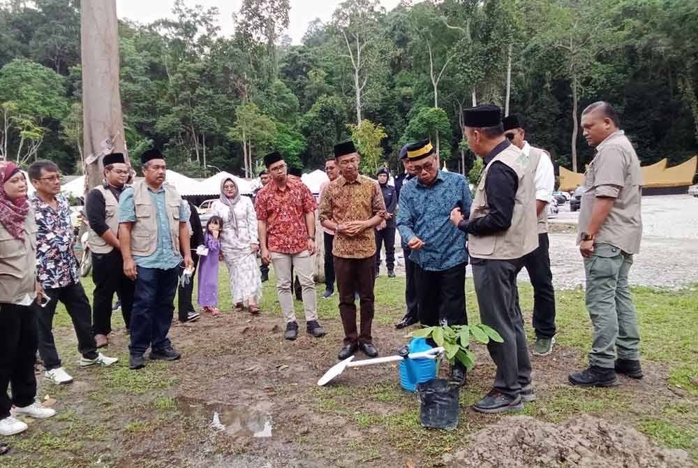 Undang Luak Jelebu, Datuk Mendika Menteri Akhirulzaman, Datuk Maarof Mat Rashad (tiga kanan) hadir merasmikan Dusun Pinang, Perigi Terapi Ion.