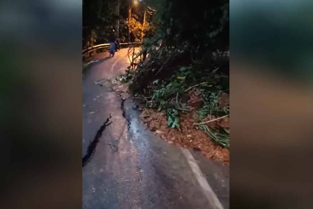 Beberapa kejadian tanah runtuh dilaporkan berlaku di sebahagian kawasan di Kapit akibat hujan lebat pada Sabtu. Foto tangkap layar video orang awam