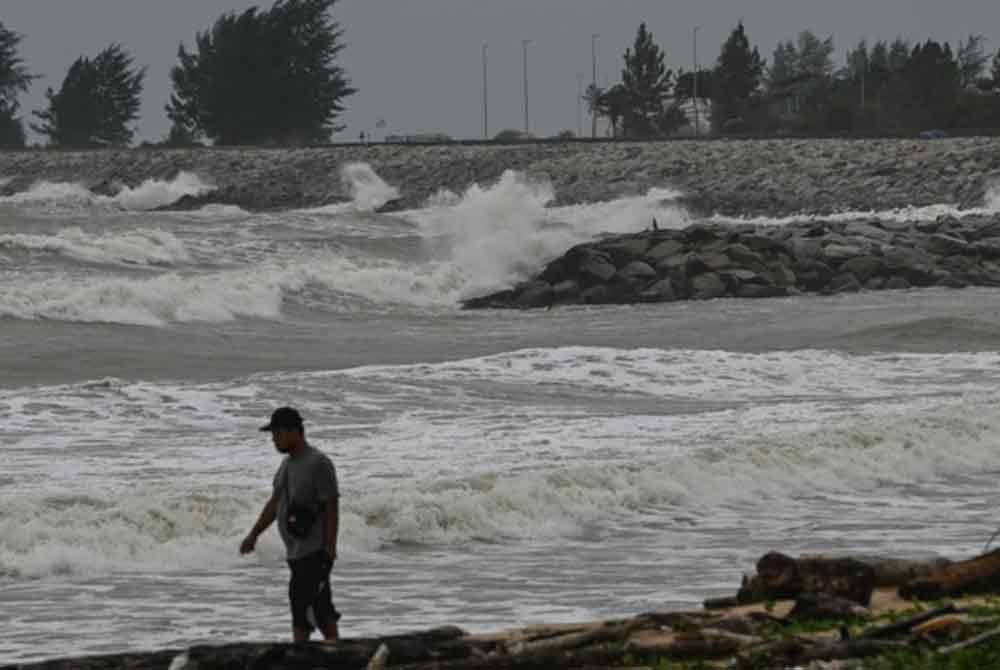 Polis minta orang ramai tidak menghampiri kawasan pantai berikutan fenomena ombak besar dan angin kencang. Gambar hiasan