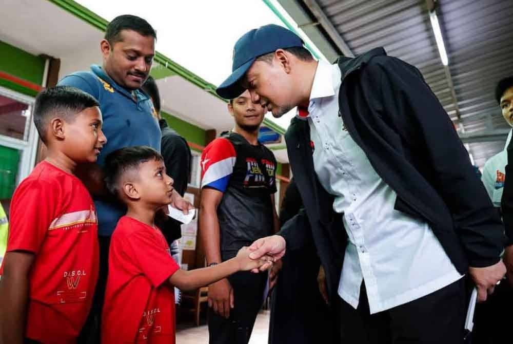 Onn Hafiz turut berkesempatan menyantuni kanak-kanak yang berlindung di PPS di daerah Kota Tinggi.- Foto Facebook Onn Hafiz