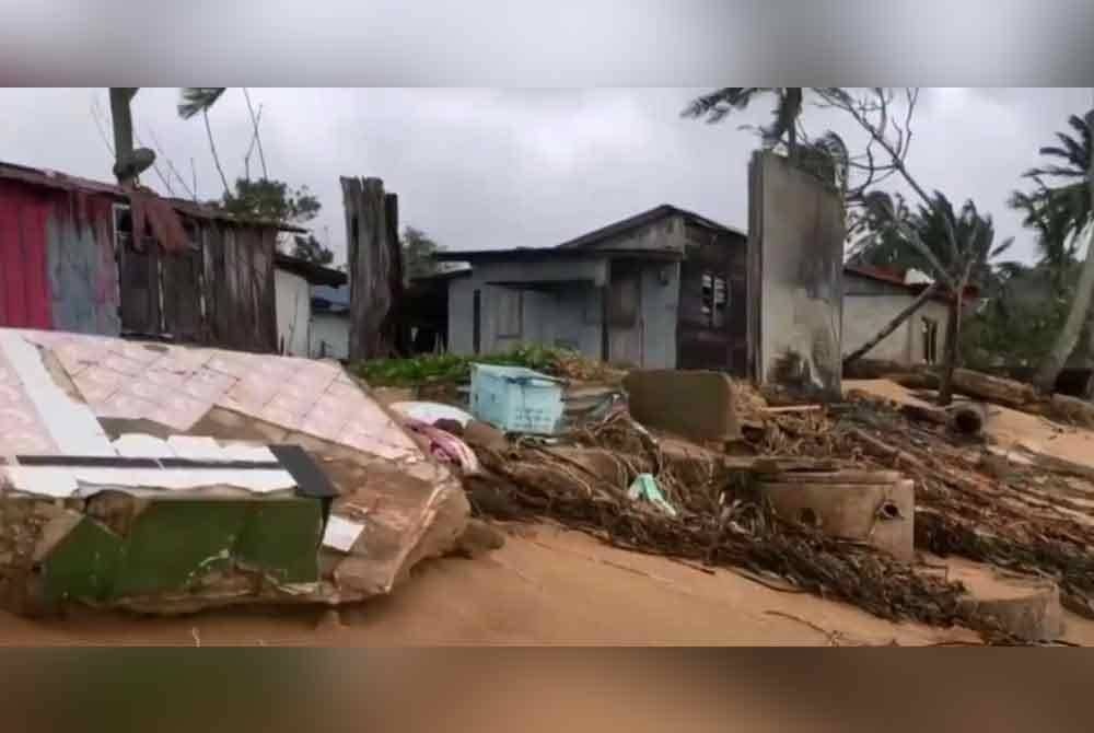 Ombak besar setinggi lebih dua meter itu juga menyebabkan kawasan di bahagian belakang dapur rumah terhakis teruk.