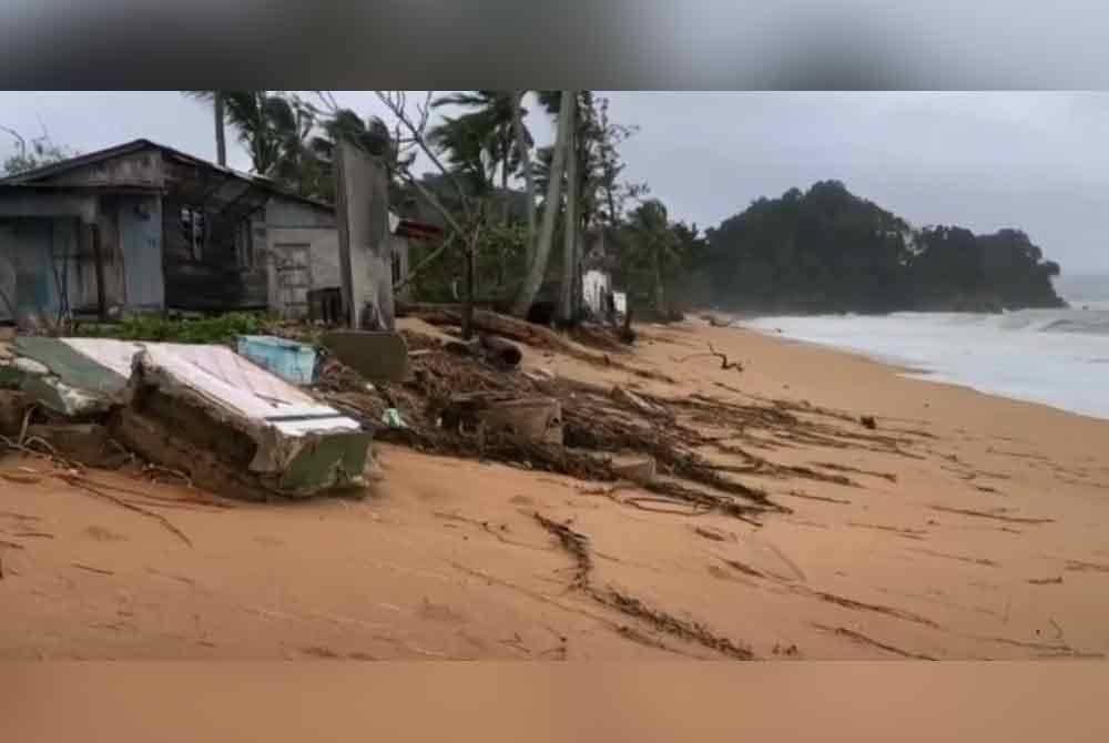 Ombak besar setinggi lebih dua meter itu juga menyebabkan kawasan di bahagian belakang dapur rumah terhakis teruk.