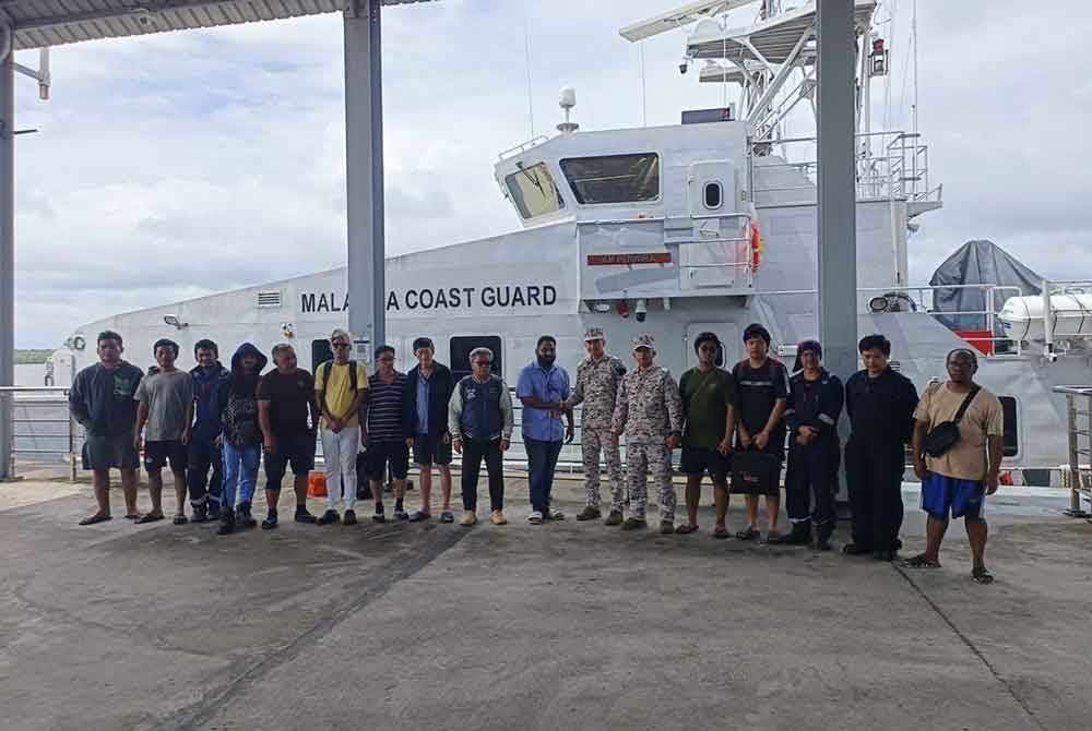 14 kru yang diselamatkan pihak Maritim Malaysia. Foto Maritim Malaysia.