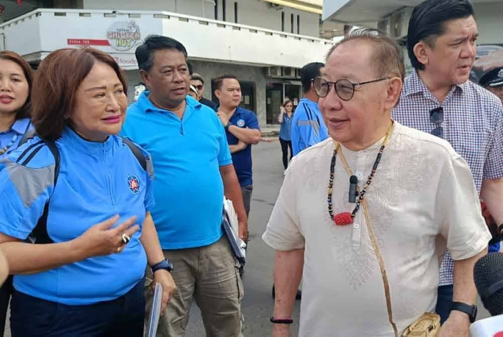 Jeffrey ketika beramah mesra dengan peniaga ketika tinjauan mesra di Luyang, Kota Kinabalu.