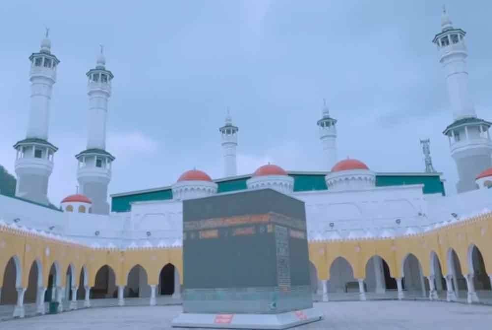Tangkap layar imej Masjid Razaleigh, Gua Musang dalam video promosi pelancongan Kelantan.