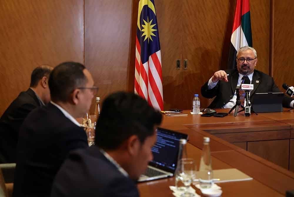 Tengku Sirajuzzaman (kanan) ketika sidang media mengenai Lawatan Kerja Perdana Menteri ke UAE selama tiga hari bermula Ahad. Foto Bernama