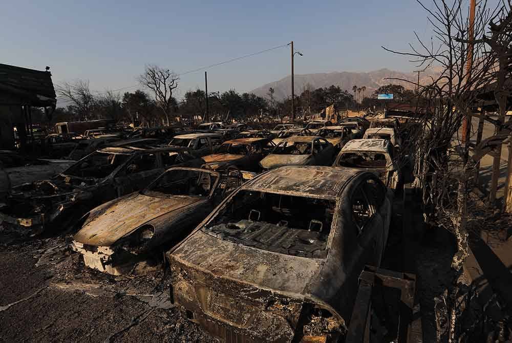 Kereta yang musnah akibat kebakaran di Altadena, Los Angeles, California. Foto Xinhua
