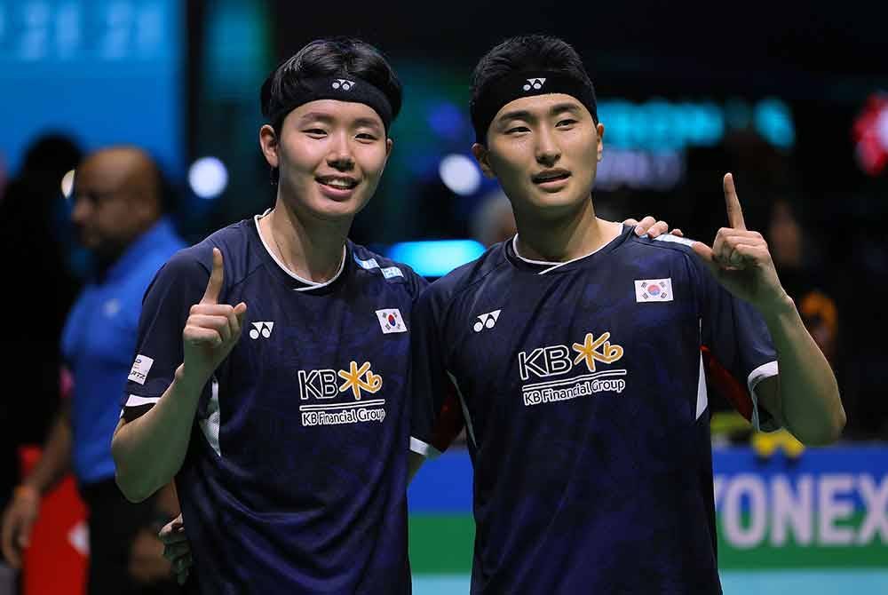 Won Ho dan Seung Jae (kiri) meraikan kemenangan selepas menewaskan Bo Yang-Liu Yi di pentas akhir Kejohanan Petronas Terbuka Malaysia 2025 di Axiata Arena Bukit Jalil pada Ahad. Foto Bernama