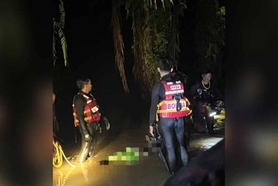 Anggota bomba bersama salah satu mayat yang ditemui. Foto ihsan JBPM