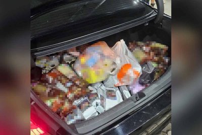 Barangan yang ditemukan dalam sebuah kereta di Rantau Panjang.