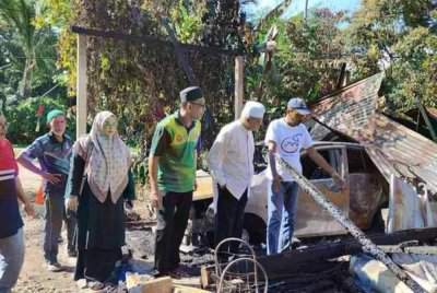 Ahli Dewan Undangan Negeri (ADUN) Kupang, Datuk Najmi Ahmad (dua dari kanan) melawat lokasi kejadian kebakaran pada Disember lepas.