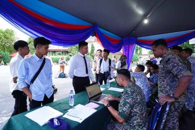 Pelatih PLKN 3.0 Siri 1/2025 sewaktu sesi pendaftaran pada Ahad.