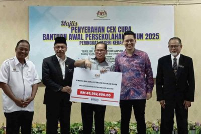 Dr Mohd Azam (tengah) menyerahkan cek kepada Ismail (dua kiri) pada Majlis Penyerahan Cek Cura Bantuan Awal Persekolahan Tahun 2025 Peringkat Negeri Kedah di Pejabat Jabatan Pendidikan Negeri (JPN) Kedah, di sini, Ahad.