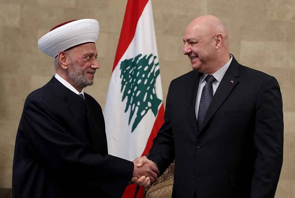 Presiden Lubnan, Joseph Aoun (kanan) bersalaman dengan Mufti Agung Lubnan, Sheikh Abdul Latif Derian di di Istana Presiden di Baabda, timur Beirut. Foto AFP