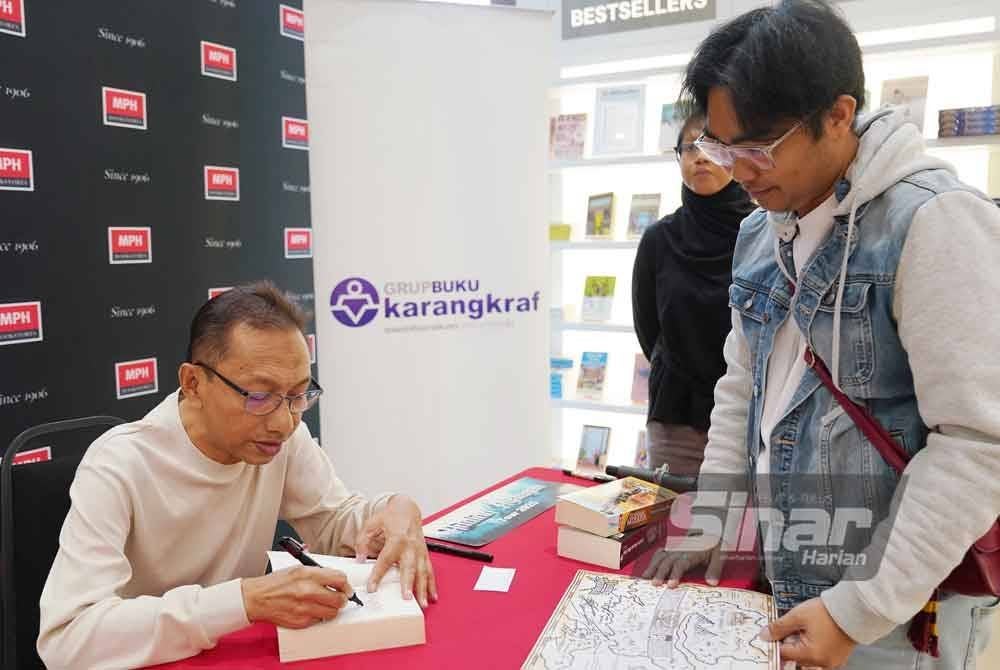 Ramlee menandatangani novel terbaharu tulisannya, Anding Ayangan 4 pada siri jelajah Anding Ayangan 4 di MPH Book Store, Menara Tun Razak Exchange (TRX), Kuala Lumpur pada Ahad. Foto SINAR HARIAN-ROSLI TALIB
