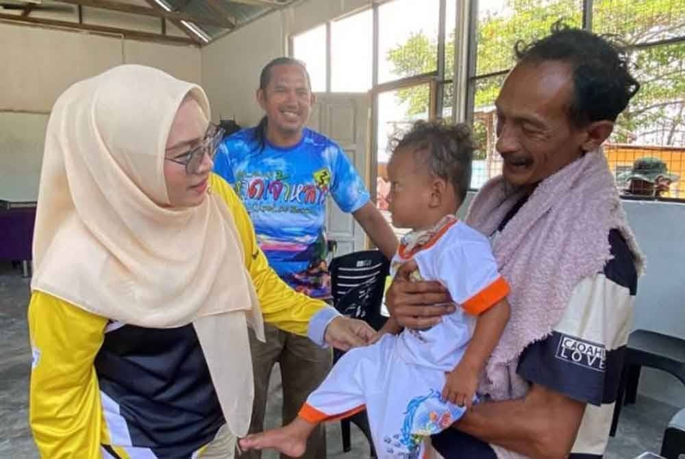 Norhaslinda (kiri) tidak kekok untuk menyantuni masyarakat setempat biarpun pertama kali menjadi wakil rakyat.