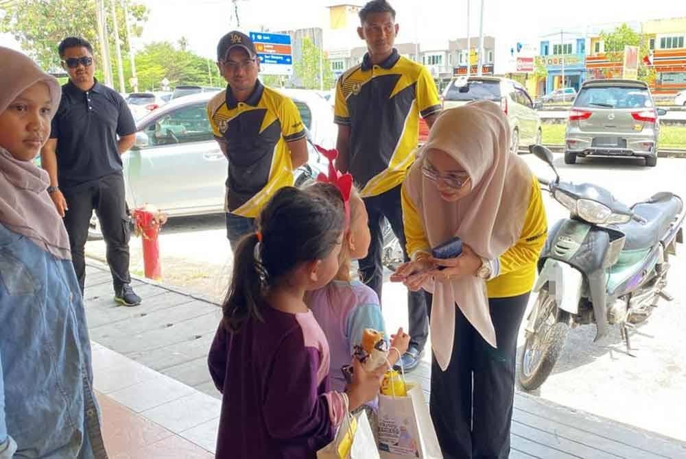 Pengalaman ketika bergiat aktif di dalam NGO menjadikan Norhaslinda tidak kekok untuk bersama masyarakat apabila bergelar sebagai wakil rakyat.