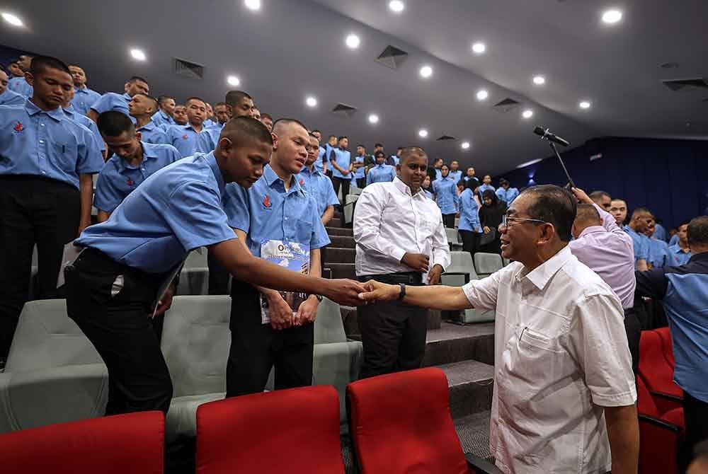 Mohamed Khaled beramah mesra bersama para pelatih PLKN 3.0 Siri 1/2025 semasa sesi perjumpaan di Kem Rejimen 515 Askar Wataniah pada Ahad. Foto Bernama