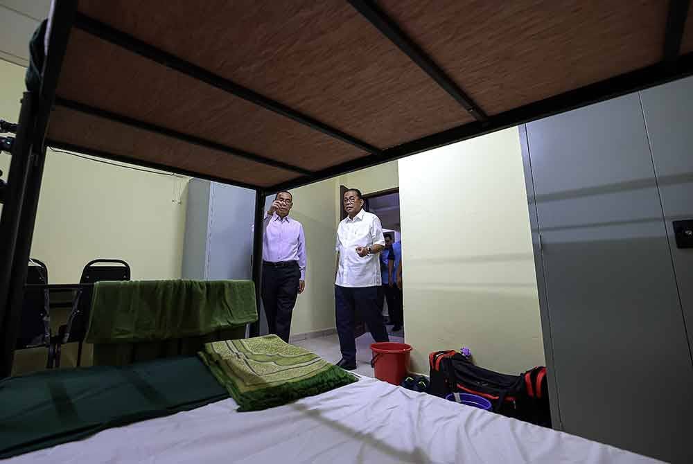 Mohamed Khaled melawat bilik-bilik asrama yang menempatkan para pelatih di Kem Rejimen 515 Askar Wataniah. Foto Bernama