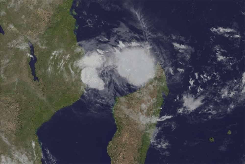 Siklon Dikeledi mendarat di daerah Vohemar, utara Madagascar pada Sabtu, membawa angin 130 kilometer sejam (km/j) dengan tiupan kencang sehingga 180 km/j.