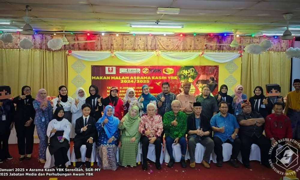Zainal (duduk tiga dari kanan) bersama tetamu dan peserta terlibat.