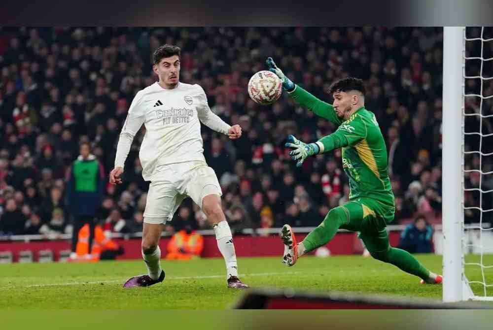 Bayindir beraksi cemerlang di Emirates untuk membantu United mara ke pusingan keempat Piala FA. Foto: Agensi