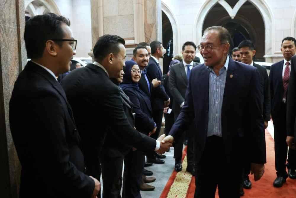 Perdana Menteri, Datuk Seri Anwar Ibrahim tiba di hotel penginapannya bagi memulakan lawatan kerja selama tiga hari ke Emiriah Arab Bersatu (UAE) pada Isnin. Foto Bernama