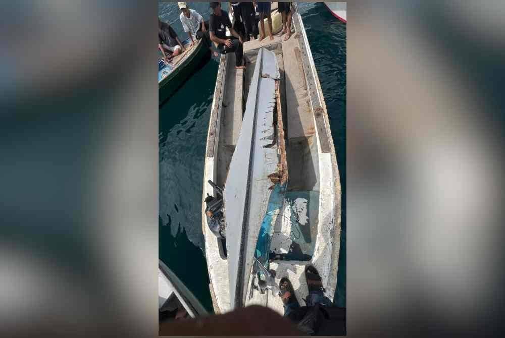 Dua lelaki maut apabila bot laju yang dinaiki berlanggar dengan sebuah bot pelancong dalam kejadian di perairan Kampung Balimbang pada Ahad.