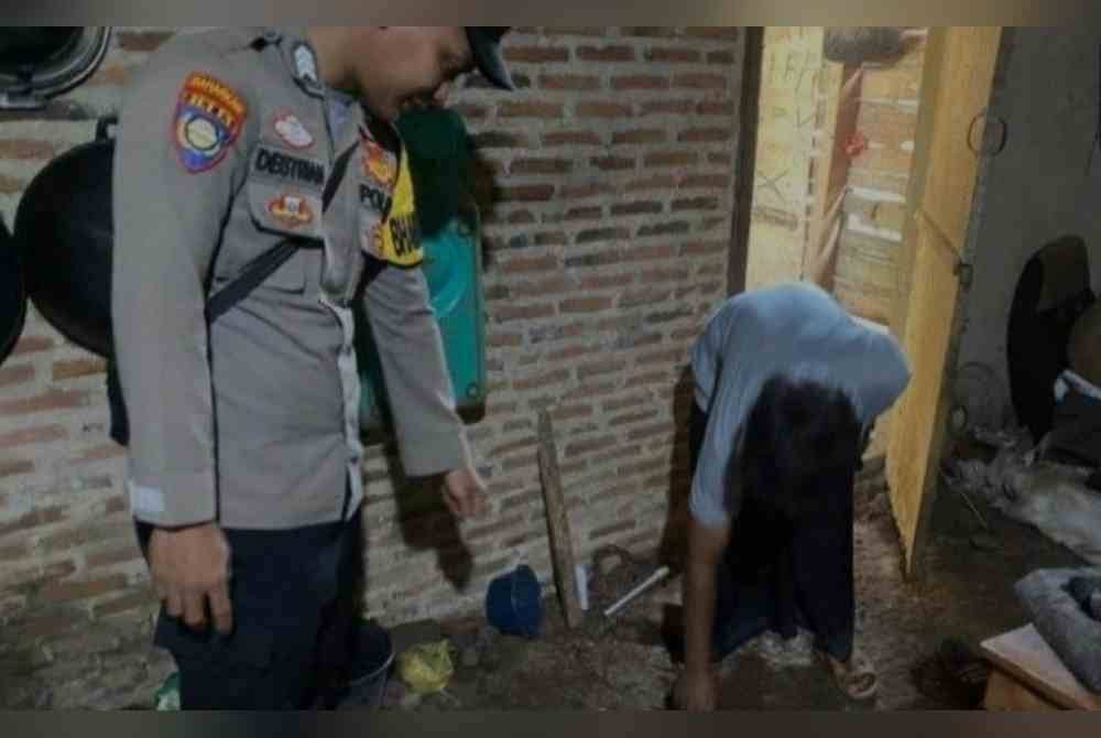 Berdasarkan maklumat di tempat kejadian, ibunya mangsa didakwa mengalami depresi akibat masalah rumah tangga.