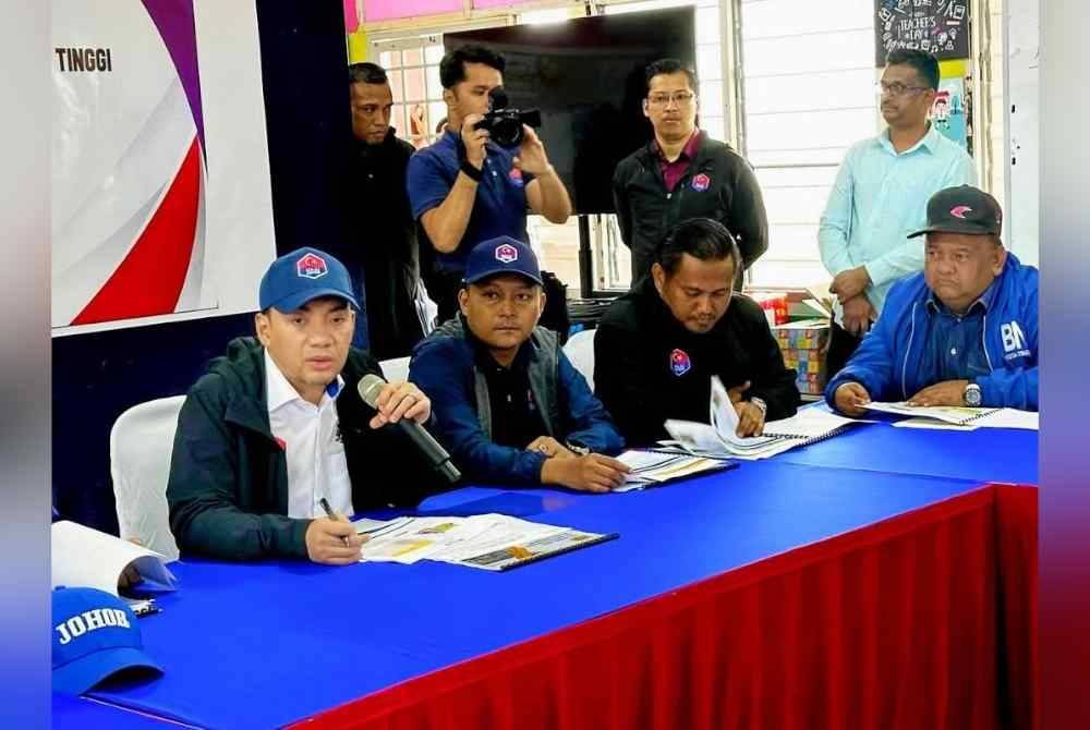 Aznan (tengah) bersama Menteri Besar Datuk Onn Hafiz Ghazi ( kiri) ketika meninjau PPS sekitar daerah Kota Tinggi.