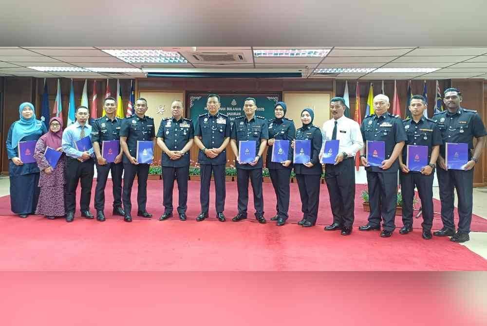 Yahaya (tujuh dari kiri) bersama penerima sijil perkhidmatan cemerlang ketika Perhimpunan Bulan Januari Tahun 2025 di IPK Pahang, Kuantan pada Isnin.