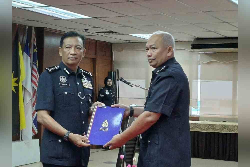 Yahaya (kiri) menyampaikan sijil kepada pegawai yang cemerlang dalam perkhidmatan pada Perhimpunan Bulan Januari Tahun 2025 di IPK Pahang, Kuantan pada Isnin.