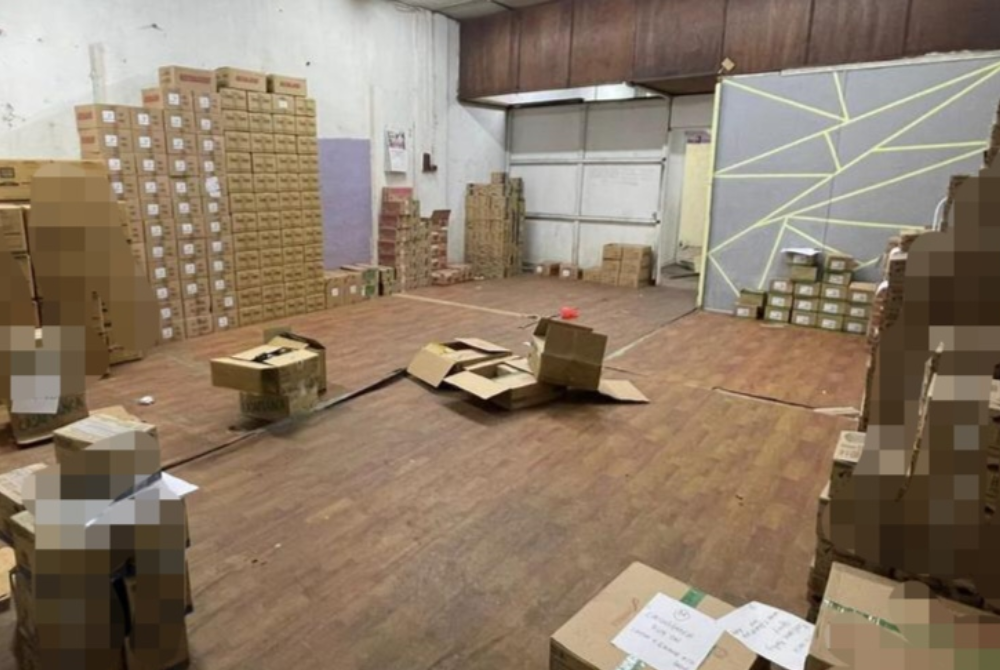 Antara produk disyaki tidak mempunyai kelulusan KKM yang dirampas di sebuah stor di Klang pada Ahad.