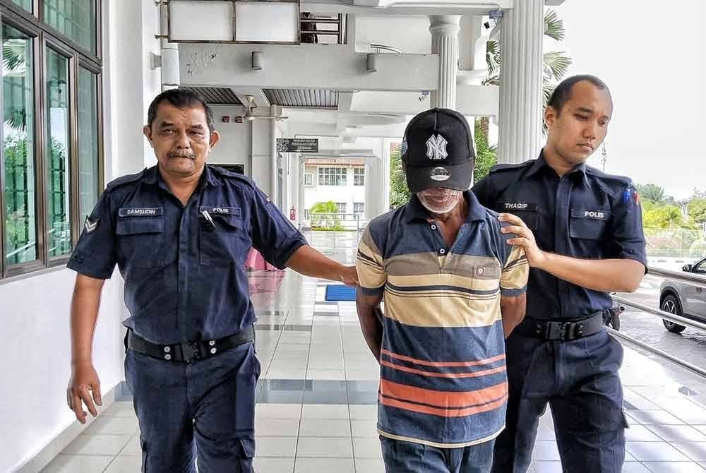 Warga emas didakwa di Mahkamah Sesyen Alor Gajah di sini pada Isnin.