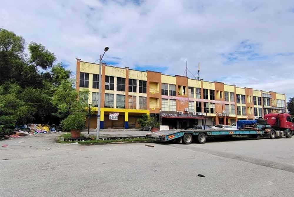 Keadaan persekitarannya yang agak sunyi antara faktor lokasi terbabit menjadi kawasan pembuangan sampah secara haram