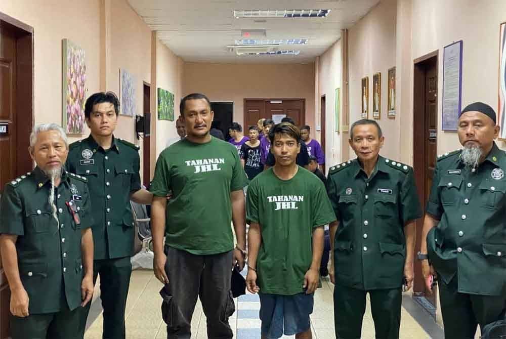 Dua lelaki dipenjara selama 12 bulan dan denda RM200,000 di Mahkamah Sesyen di sini, pada Isnin, selepas mengaku bersalah memiliki tenggiling sebagai haiwan dilindungi sepenuhnya di negeri ini.