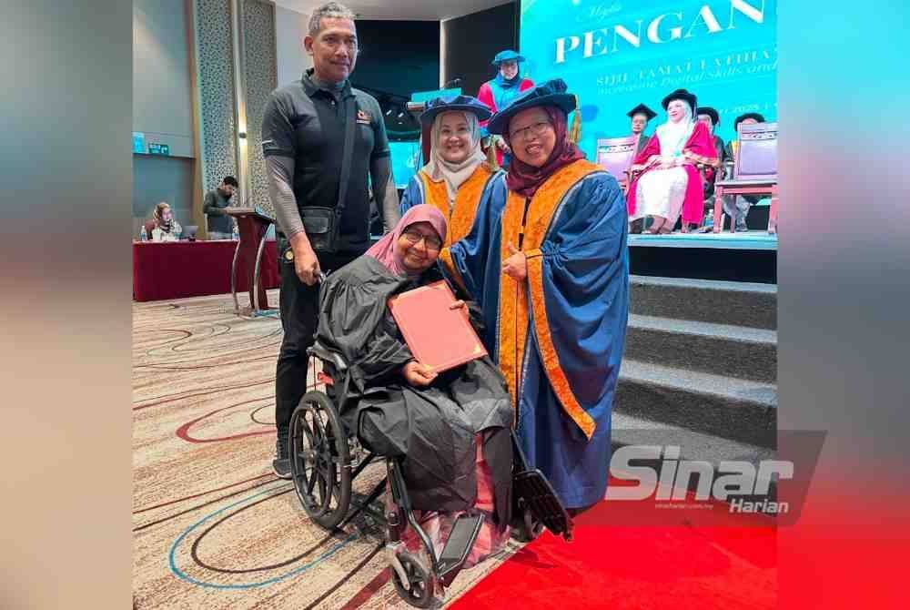 Noor Afifah (kanan) menyampaikan sijil kepada peserta terbaik IDEAS Malaysia, Wan Samsiah Wan Mohd Noor yang berkerusi roda. FOTO SINAR HARIAN-ADILA SHARINNI WAHID.