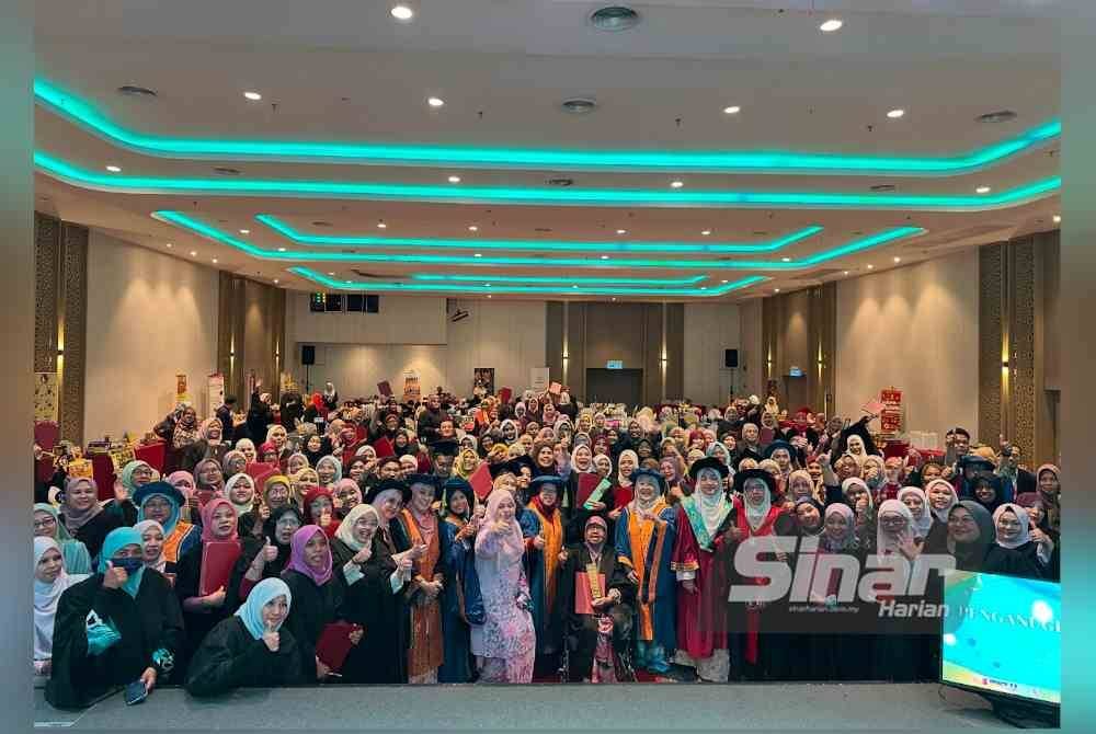 Para usahawan yang menerima sijil pada Majlis Tamat Latihan Usahawan IDEAS Malaysia di Kota Bharu. FOTO SINAR HARIAN-ADILA SHARINNI WAHID.