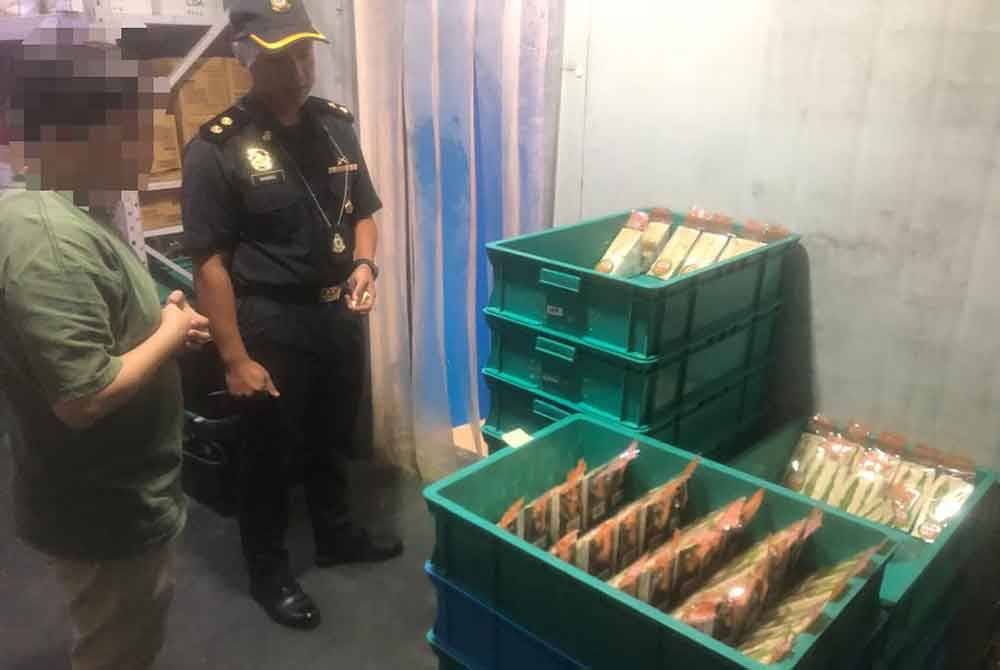 Sandwic dijual di UM sah tiada sijil halal. Gambar kecil: Hantaran dimuat naik Jakim pada Isnin.