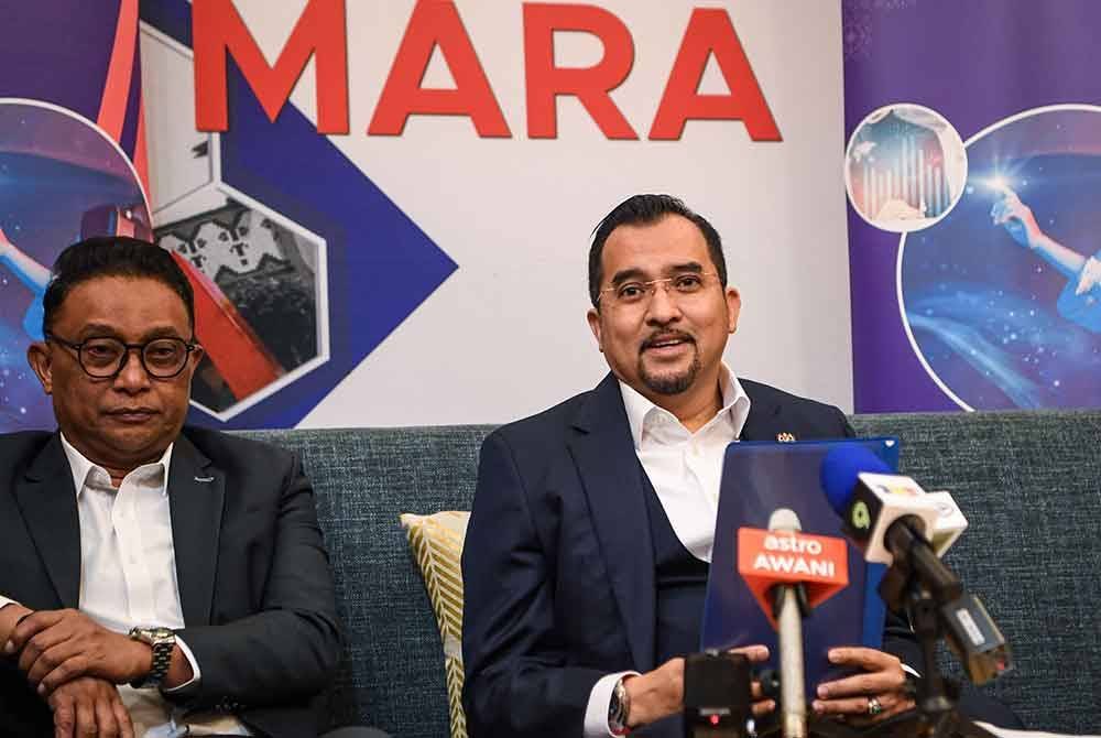Pengerusi Majlis Amanah Rakyat (MARA), Datuk Dr Asyraf Wajdi Dusuki (kanan) bercakap kepada media selepas majlis MARA Integrated Accounting Conference (MiCA) hari ini. Foto Bernama