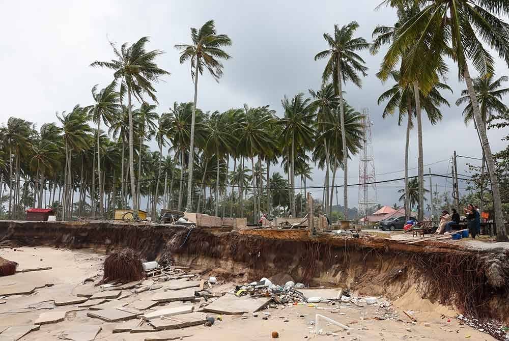 Keadaan sebuah kedai makan dan memproses hasil laut rosak teruk selepas dibadai ombak besar malam tadi semasa tinjauan di Kampung Tanjung, Batu Rakit pada Isnin.