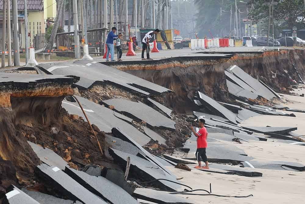 Keadaan jalan di Kampung Tanjung, Batu Rakit yang rosak teruk akibat hakisan pantai ekoran dibadai ombak besar sejak beberapa hari lepas semasa tinjauan pada Isnin. Foto Bernama