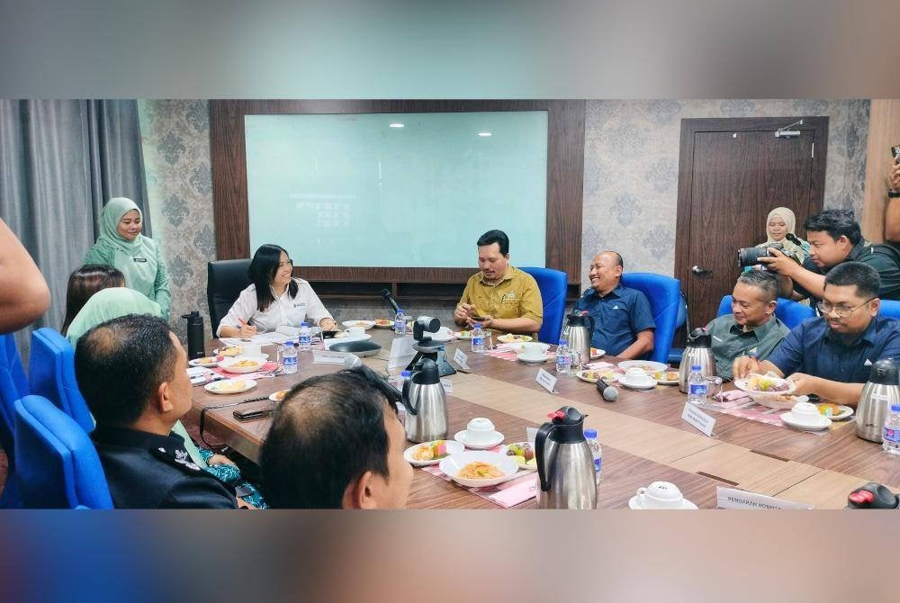 Nie Ching (tengah) ketika sesi perjumpaan di PKD Bera pada Isnin.