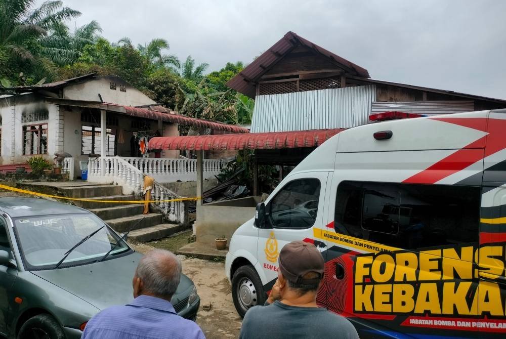 Anggota bomba membuat siasatan di lokasi kebakaran di Kampung Charuk Kapas, Kupang, Baling, Kedah.
