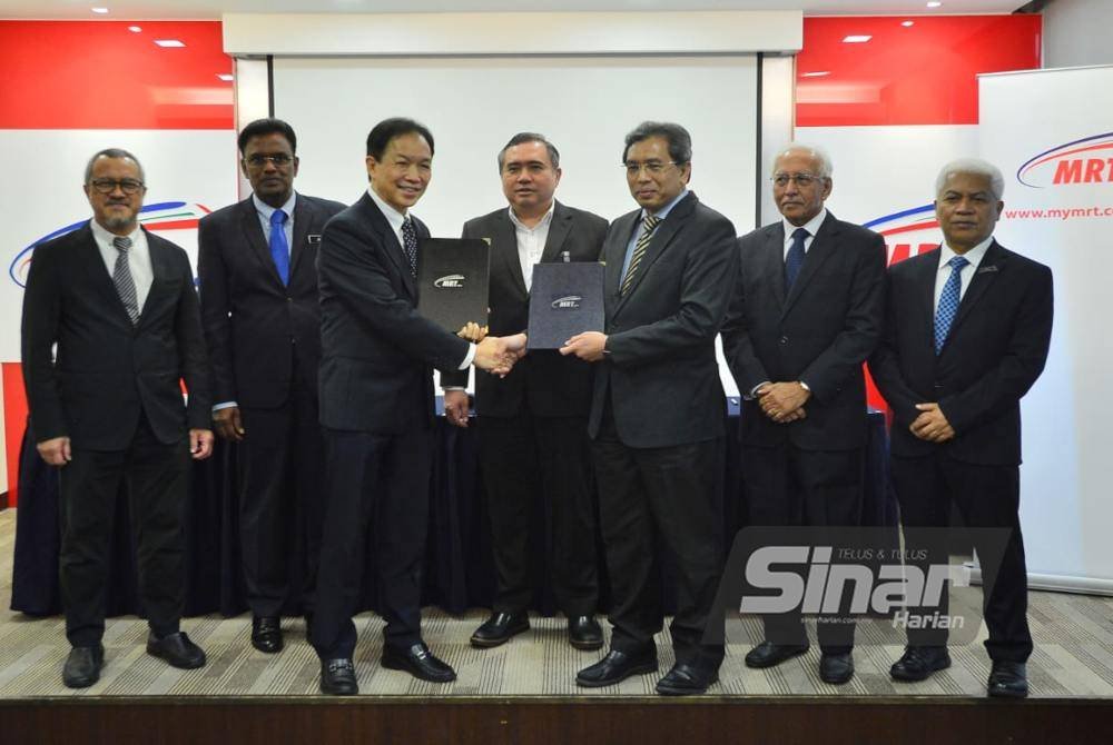 Majlis menandatangani MOU CMC untuk Projek LRT Laluan Mutiara di antara MRT Corp diwakili Ketua Pegawai Eksekutif MRT Corp, Datuk Mohd Zarif Mohd Hashim (tiga dari kanan) manakala SRC Consortium Sdn Bhd diwakili Timbalan Ketua Pengarah Kumpulan Gamuda Berhad, Datuk Paul Ha Tiing Tai (tiga dari kiri) disaksikan oleh Anthony (tengah) di Bukit Damansara pada Isnin. FOTO SINAR HARIAN/ ASRIL ASWANDI SHUKOR.