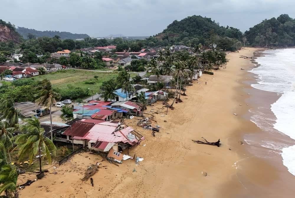 Keadaan struktur rumah yang separuh runtuh akibat dipukul ombak besar serta fenomena air pasang besar ketika tinjauan di Kampung Geliga Baru pada Isnin. Foto Bernama