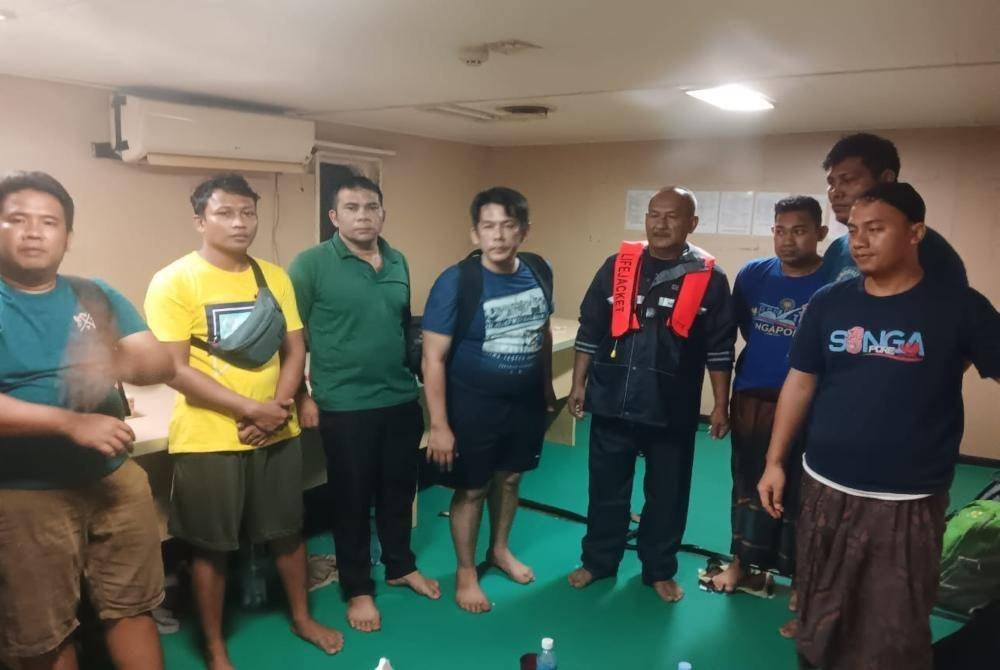 Lapan kru kapal tangki berkenaan yang berjaya diselamatkan dalam insiden berkenaan.