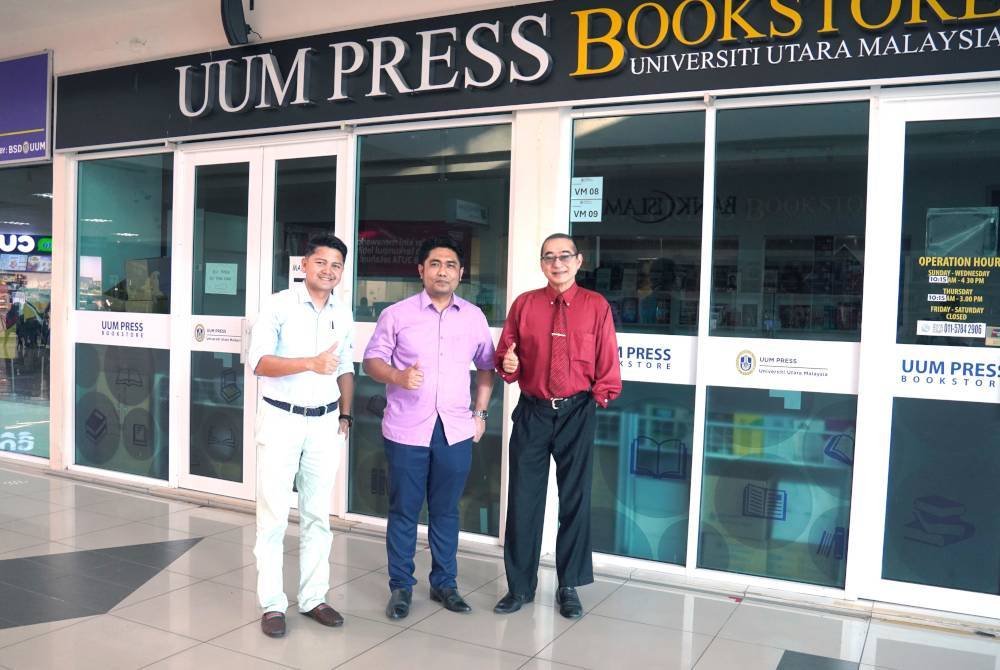 Haris bersama-sama Prof Madya Ts Dr Adzrool Idwan Ismail (kiri), Dekan Pusat Pengajian Pengurusan Industri Kreatif dan Seni Persembahan (SCIMPA) merangkap penyelia PhD dan Dr Azmeer @ Mohd Ahmad Abu Bakar, komposer terkenal tanah air yang kini memegang jawatan Pengarah Pusat Budaya dan Seni, UUM juga merangkap pemeriksa dan penasihat akademik Haris.